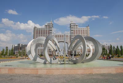 Torgebäude mit Springbrunnen