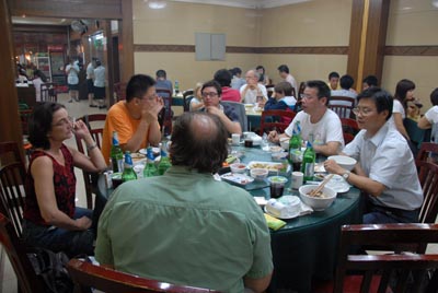 Dinner. Im Uhrzeigersinn: Udo, Tatjana, drei Dichter, Hu Fan