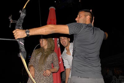 Bogenschießunterweiserin mit Alireza und Peyman