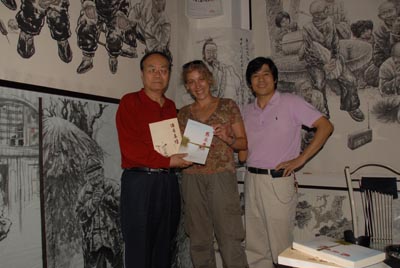 Feierliche Buchübergabe, links Tan Shaowen, rechts Chen Shusheng, mittig Uebel