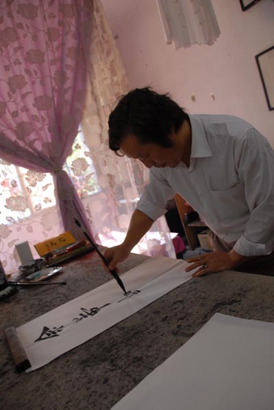 Herr Xiao kalligraphiert