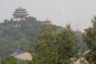 Skyline mit Tempel und Wolkenkratzer