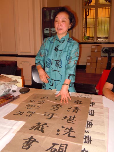 Die Schriftstellerin Wang Xiaoying gibt eine kleine Kalligraphie-Einführung